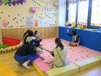 写真：おはなしはっぴぃタイム