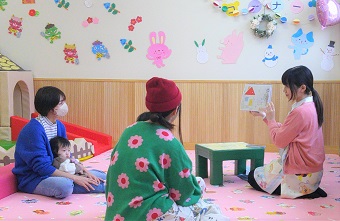 写真:おはなしはっぴぃタイム