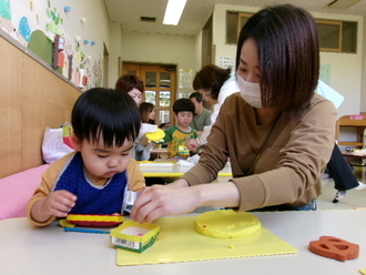 写真：手形とりの様子2