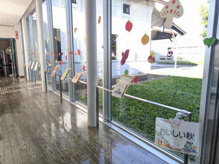 特集棚(児童)5(渡り廊下)