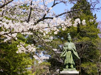 銅像と桜の写真