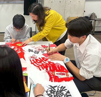 切り絵体験中の様子