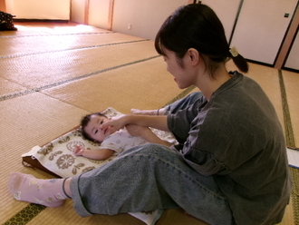 写真：ベビーマッサージの様子3