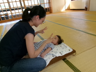 写真：ベビーマッサージの様子2
