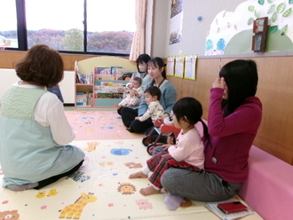 写真：読み聞かせの様子1