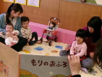 写真：読み聞かせの様子3