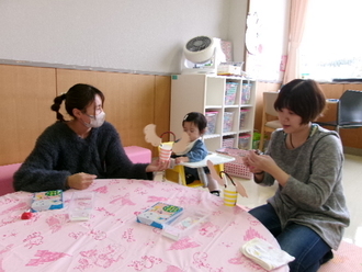 写真：クリスマスの飾りづくりの様子2