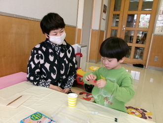 写真：クリスマスの飾りづくりの様子3