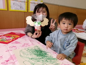 写真：クリスマスの飾りづくりの様子4