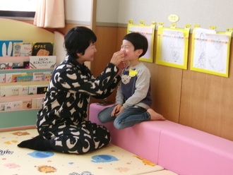 写真：親子あそびの様子