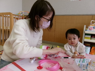 写真：おひなさまづくりの様子1