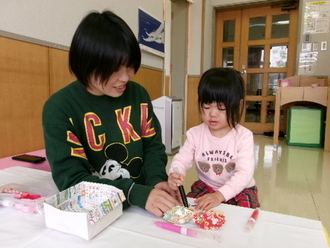 写真：おひなさまづくりの様子2