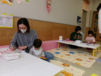 写真：おひなさまづくりの様子3