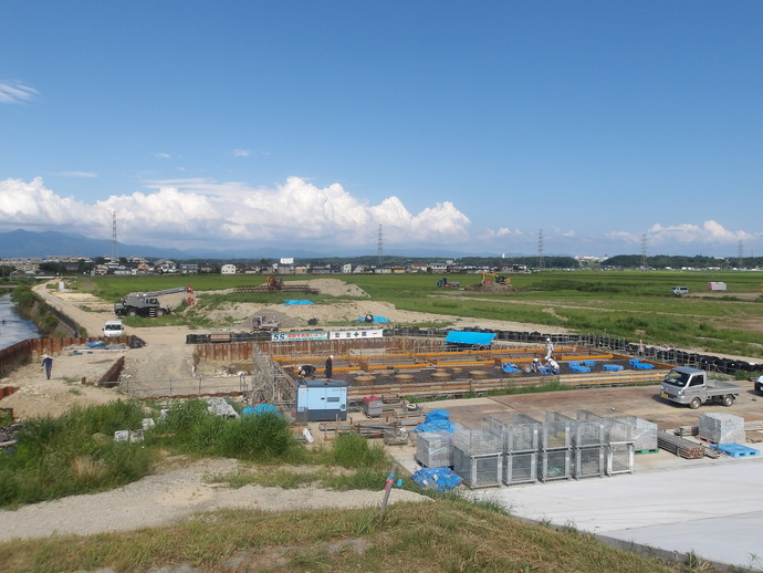 吸水槽の頂版部分の鉄筋を組んでいます