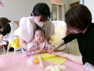 写真：手形とりの様子2